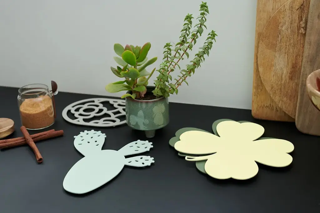 FERMOB dessous de plat TREFLE Mix LIFESTYLE.webp